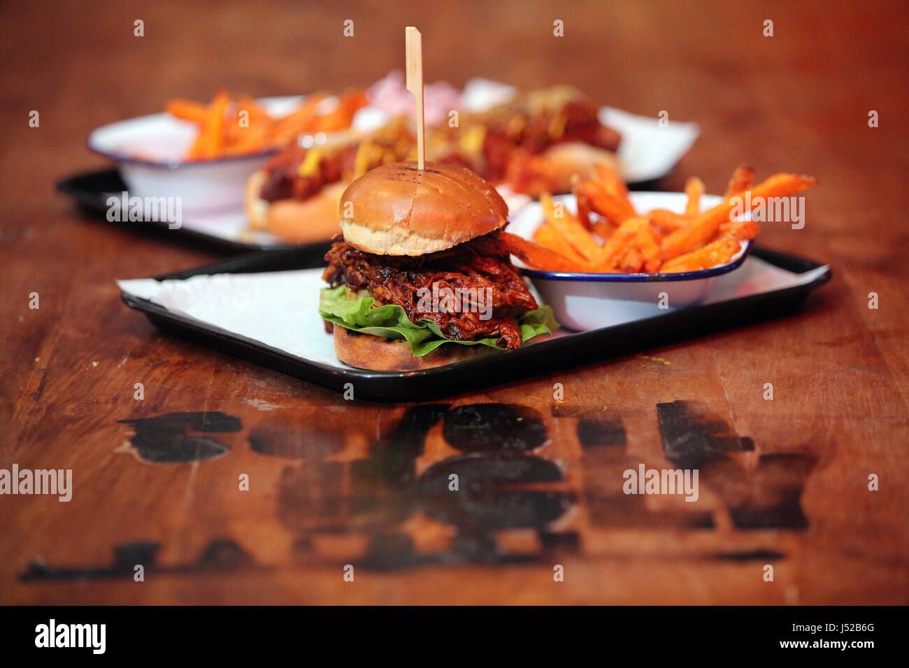 Deux des plats, un burger de porc et un hot-dog Banque D'Images
