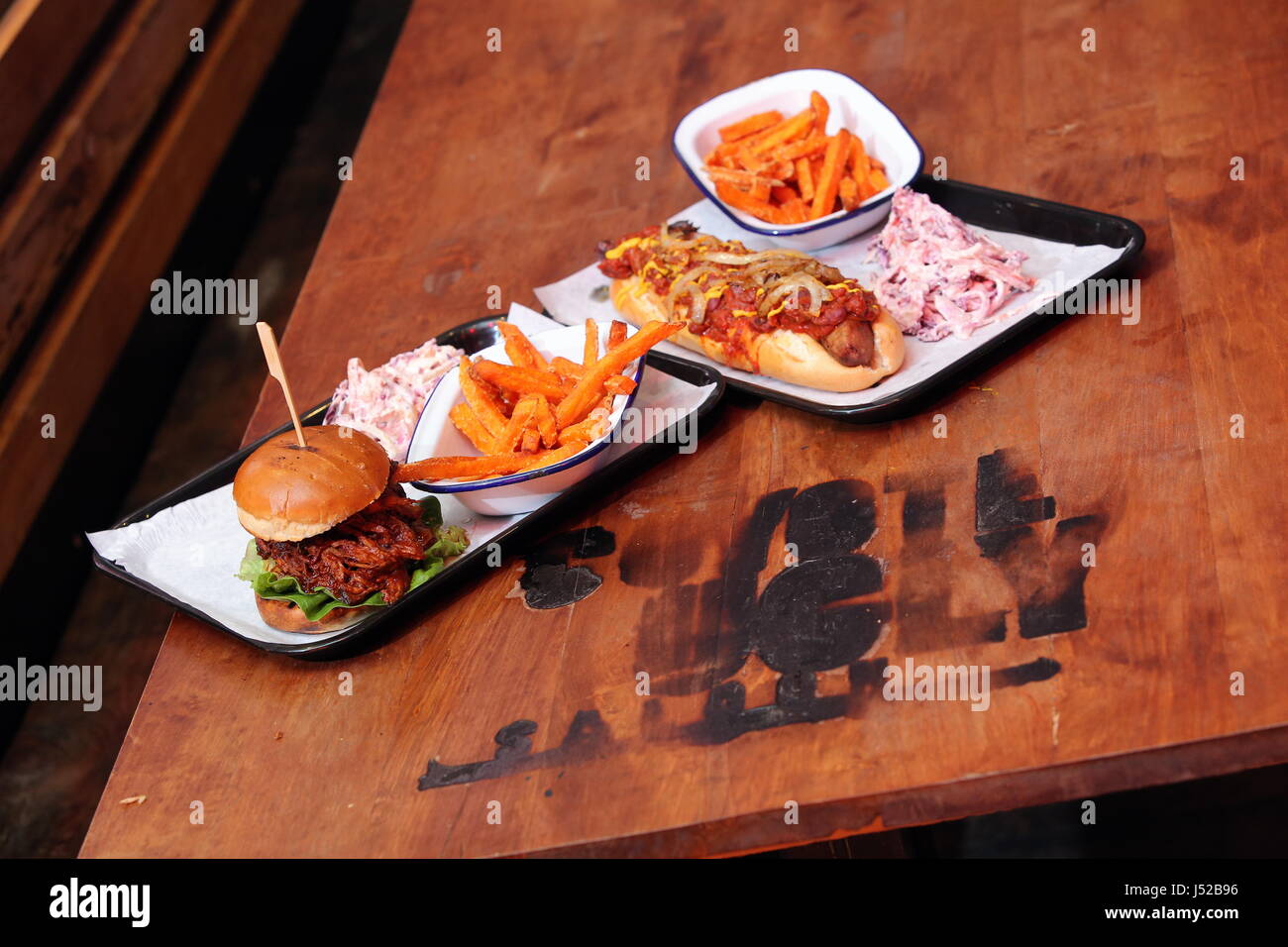 Deux des plats, un burger de porc et un hot-dog Banque D'Images