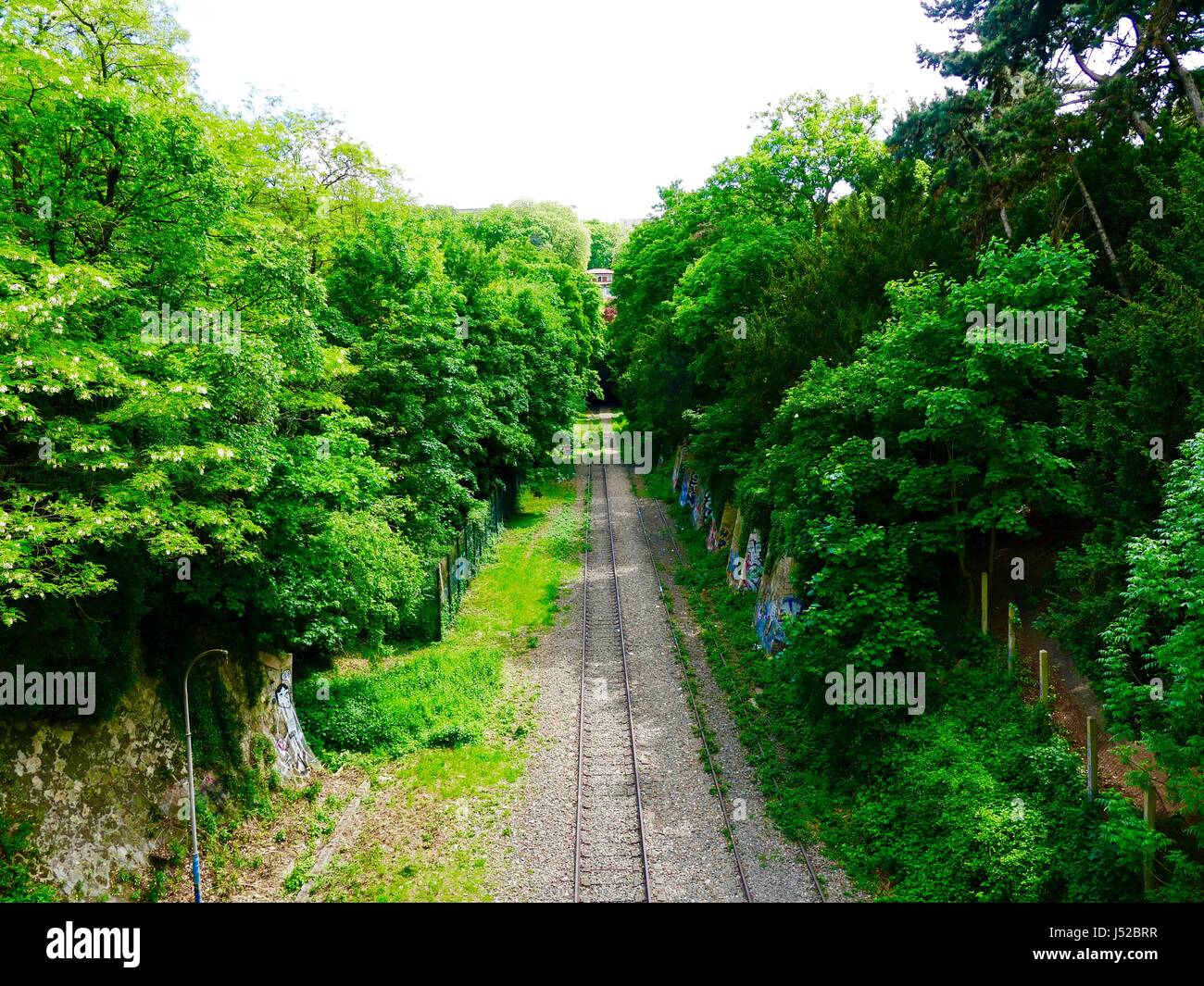 Petite Ceinture section dans le Parc des Buttes-Chaumont, 19ème arrondissement, Paris, France. Banque D'Images