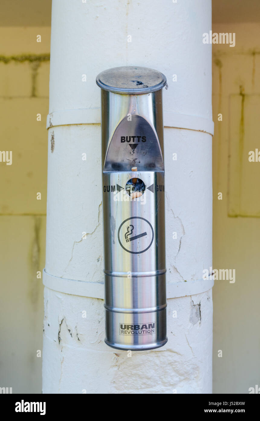 Bac en acier inoxydable pour les mégots et chewing-gum à Priory Park à Great Malvern, Worcestershire Banque D'Images