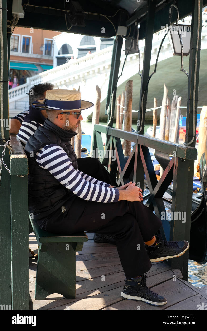 Gondoliers par le pont du Rialto, Venise, Italie. Banque D'Images