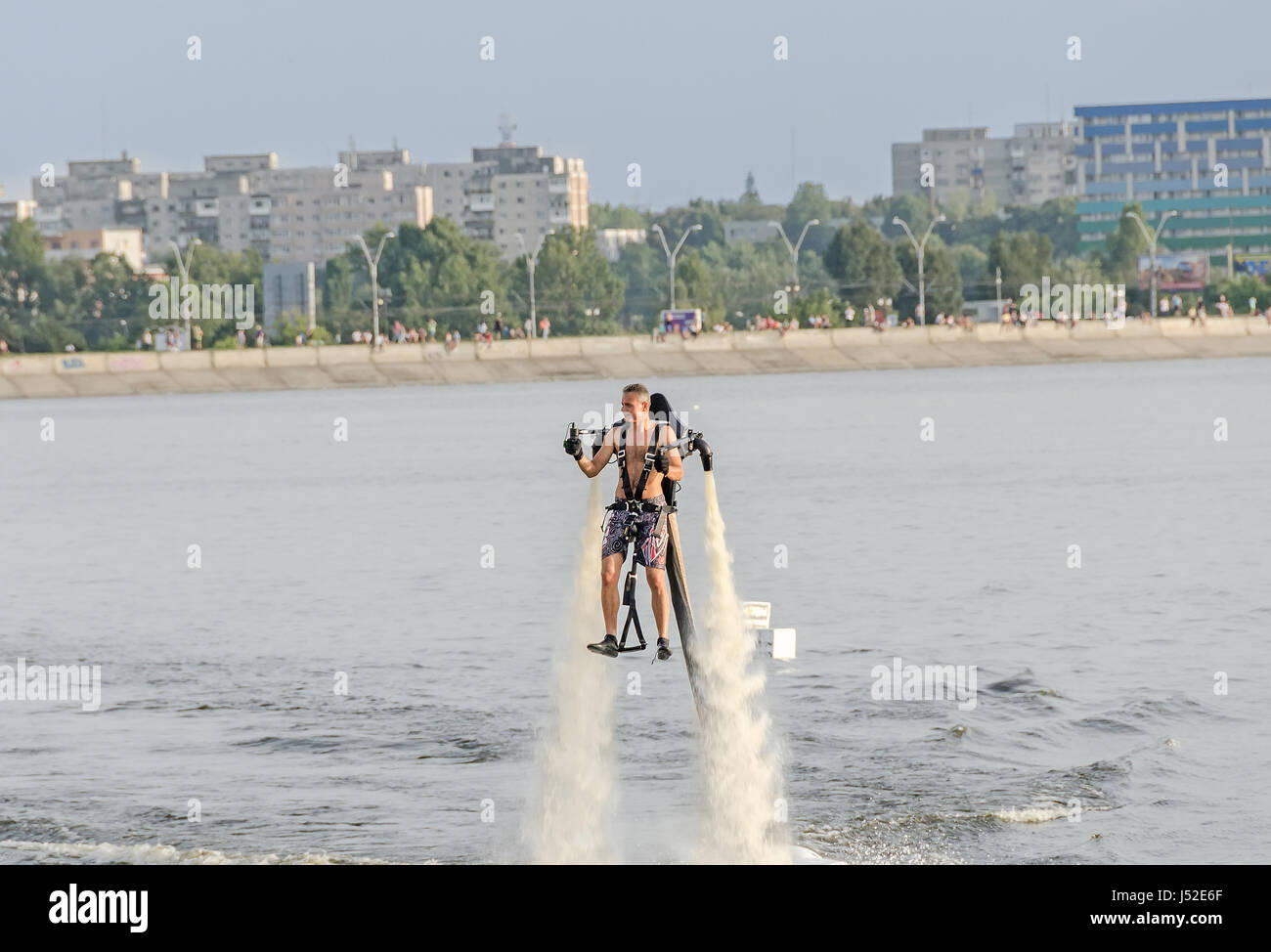 Bucarest, Roumanie - septembre 5, 2015. Formation pilote Jetsky acrobatique sur le lac. Montrer de l'aéronautique. Banque D'Images