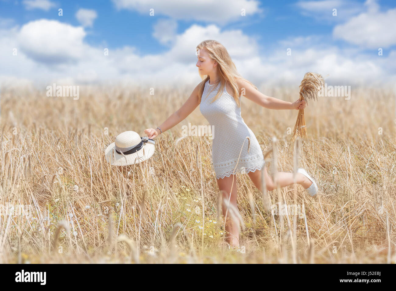 Jeune femme dans un champ de blé Banque D'Images