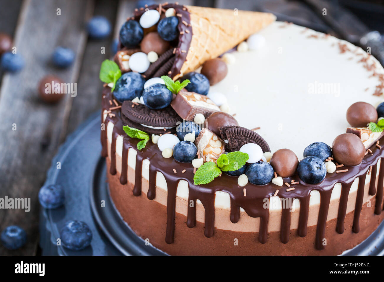 Trois Delicieux Mousse Au Chocolat Gateau Decore Avec Cornet Gaufre De Bleuets Frais Menthe Bonbons Et De Givre Photo Stock Alamy Trois Delicieux Mousse Au Chocolat Gateau Decore Avec Cornet Gaufre De Bleuets Frais Menthe Bonbons Et De Givre Photo Stock Alamy