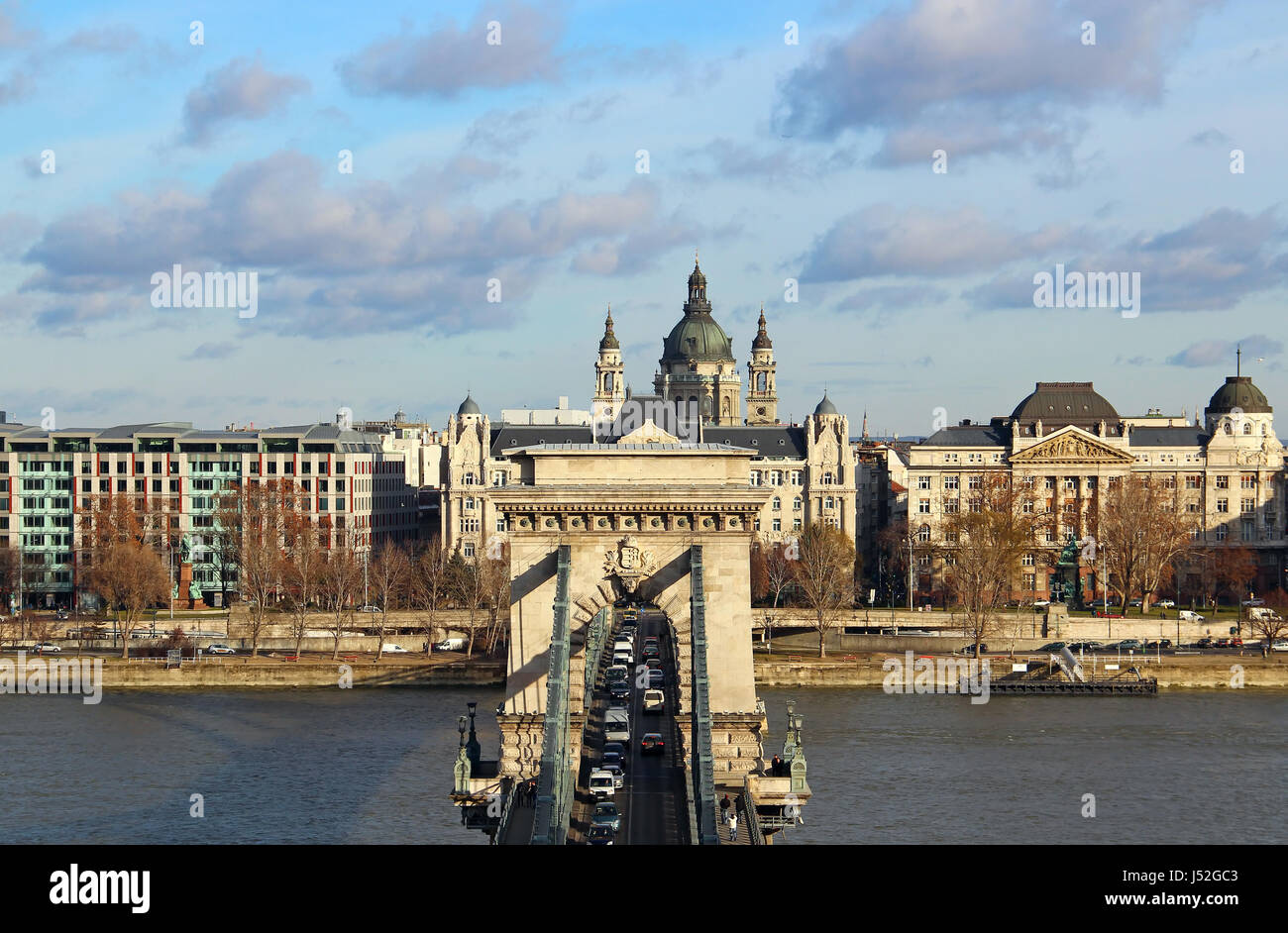 Vue sur le Pont des Chaînes sur le Danuve river et de la basilique Saint-Étienne à Budapest, Hongrie Banque D'Images