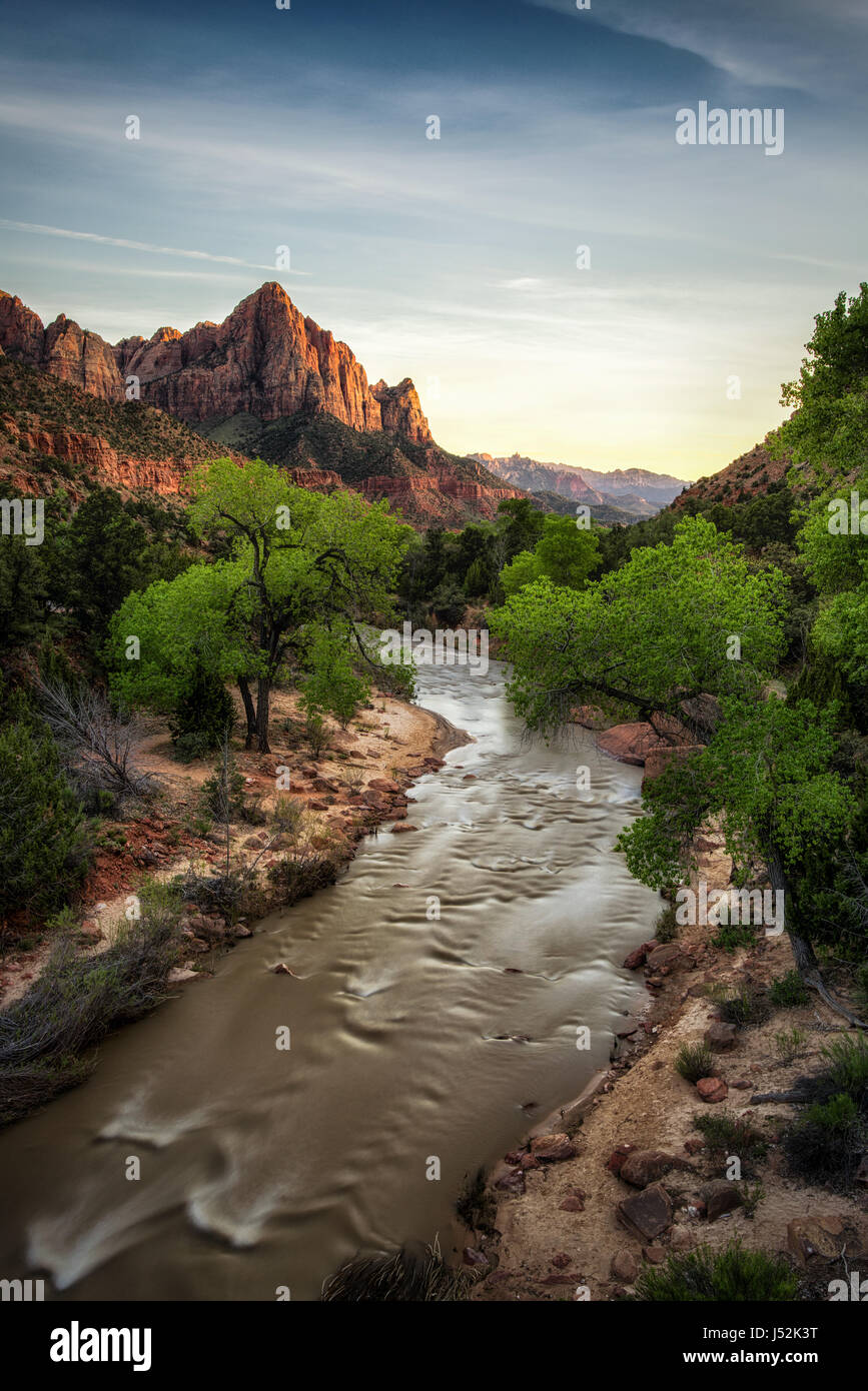 La Vierge rivière qui traverse le parc national de Zion au coucher du soleil, de l'Utah Banque D'Images