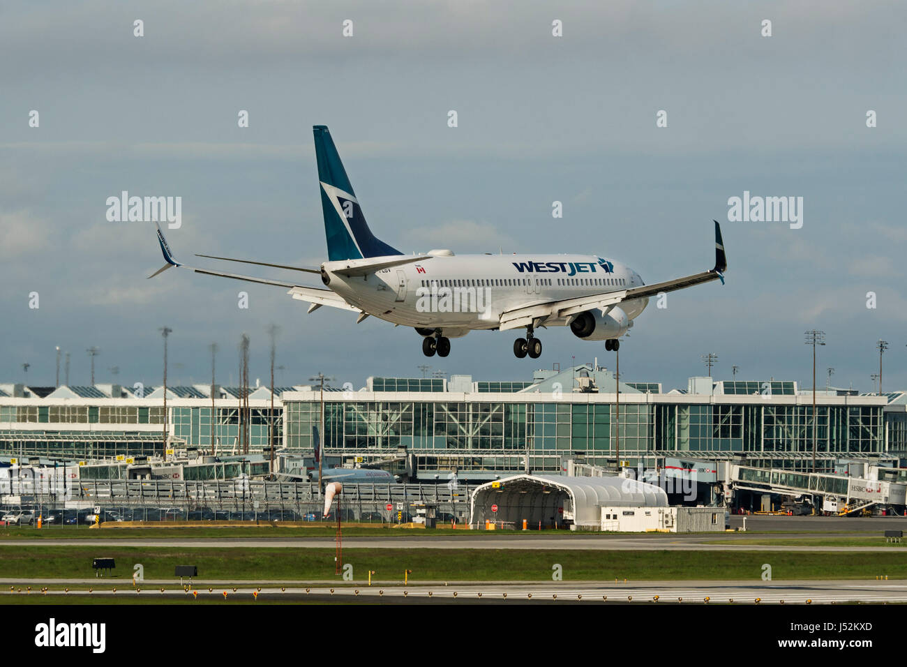 WestJet Airlines avion Boeing 737 avion à l'atterrissage de l'Aéroport International de Vancouver en avion les aéroports canadiens passenger jet Banque D'Images