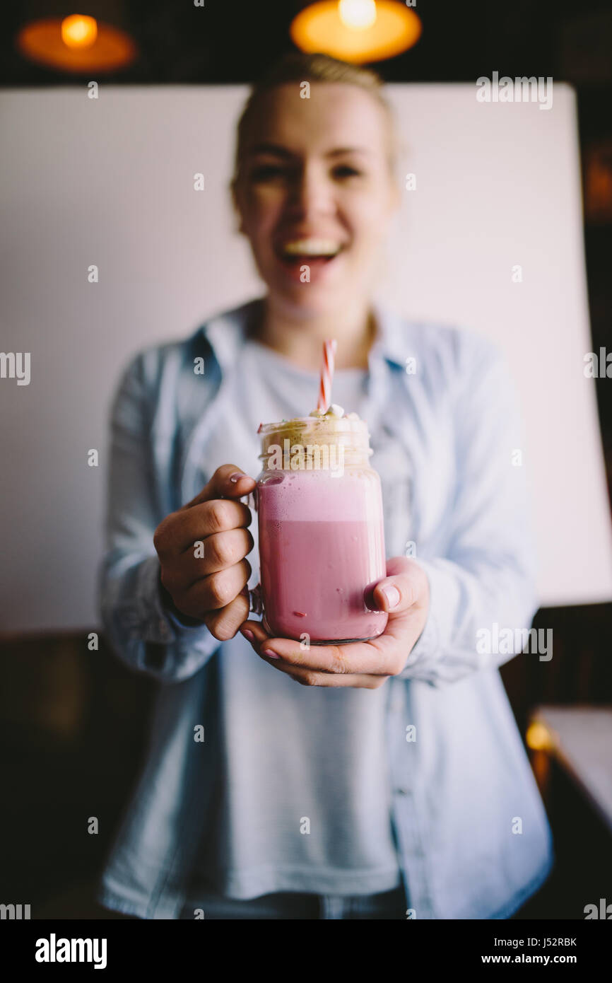 Happy girl holding pot Mason est stylisé rose tasse de café avec de la guimauve et de la décoration. Milk Shake, cocktail. Café Unicorn unicorn, l'alimentation. Soft Banque D'Images Happy girl holding pot Mason est stylisé rose tasse de café avec de la guimauve et de la décoration. Milk Shake, cocktail. Café Unicorn unicorn, l'alimentation. Soft Banque D'Images