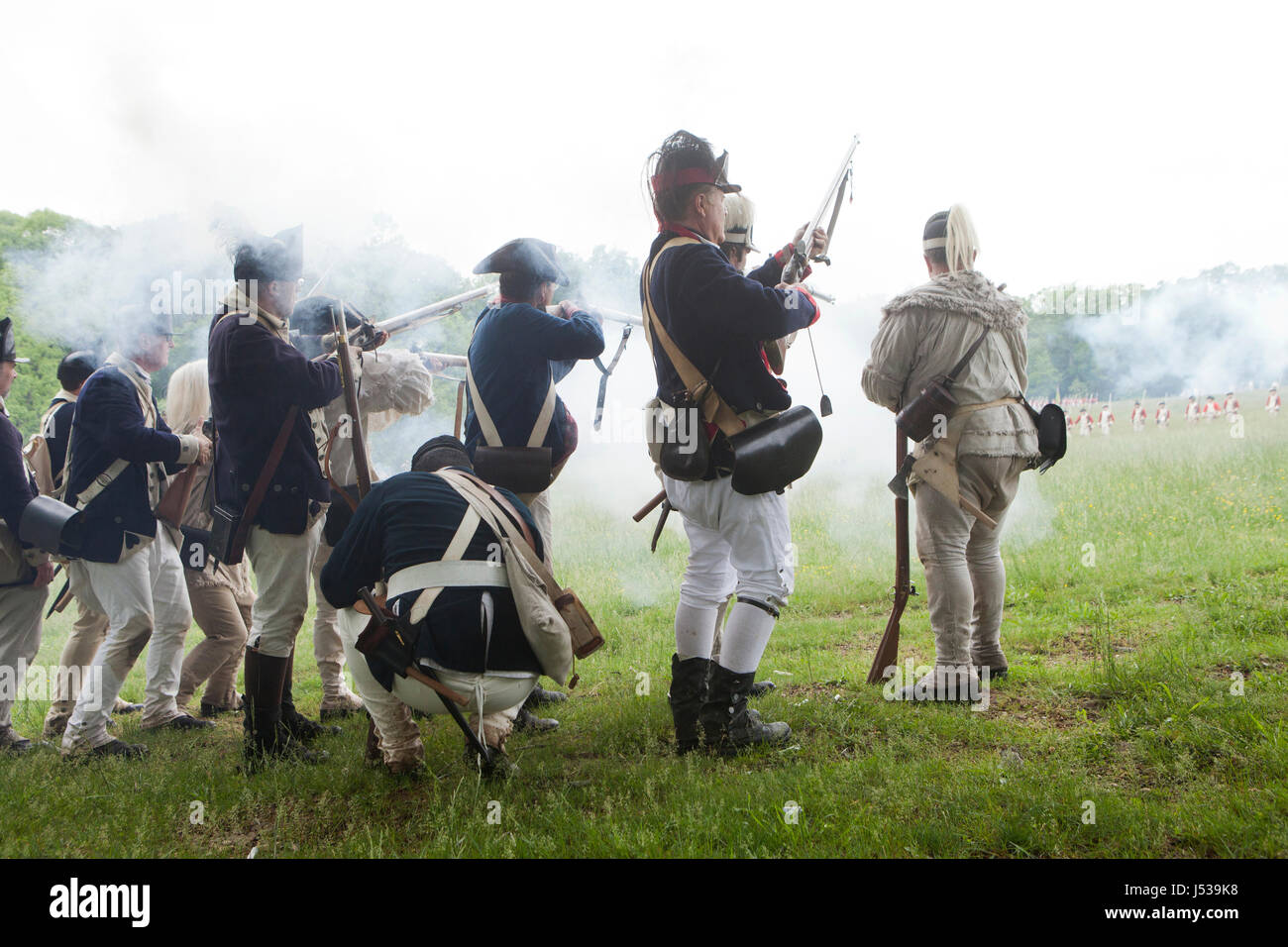 Ligne de tir des soldats américains dans la guerre d'Indépendance américaine reenactment au Mont Vernon - Virginia USA Banque D'Images