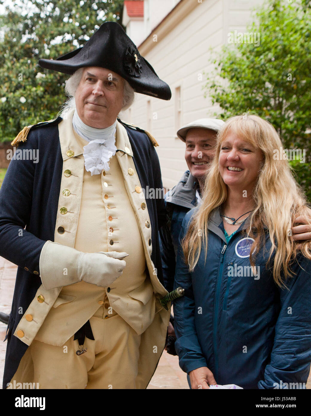 George Washington la reconstitution médiévale (doyen Malissa) qui pose pour photo avec les visiteurs au Mont Vernon, Virginia USA Banque D'Images