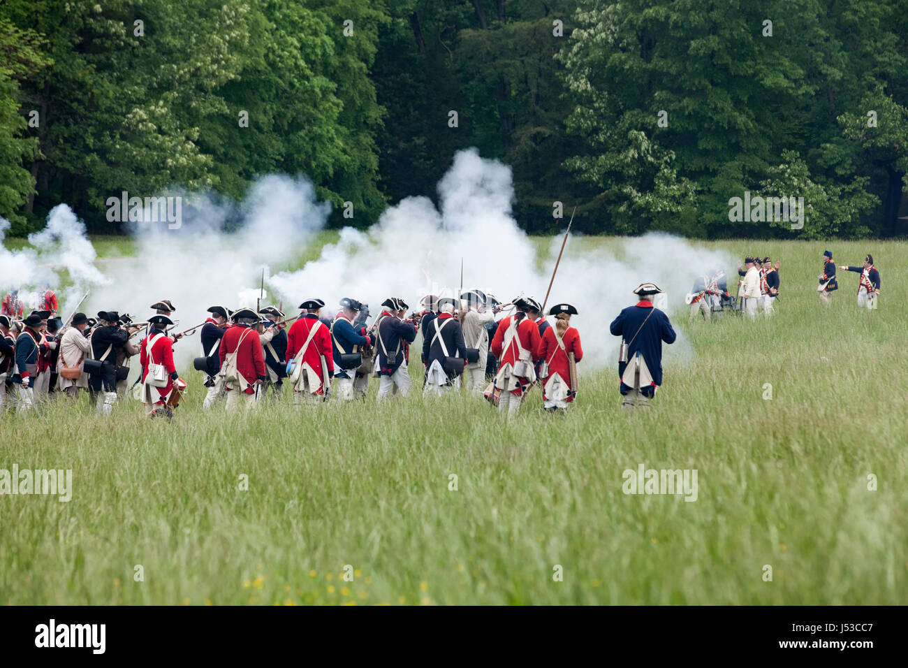 Ligne de tir des soldats américains dans la guerre d'Indépendance américaine reenactment au Mont Vernon - Virginia USA Banque D'Images