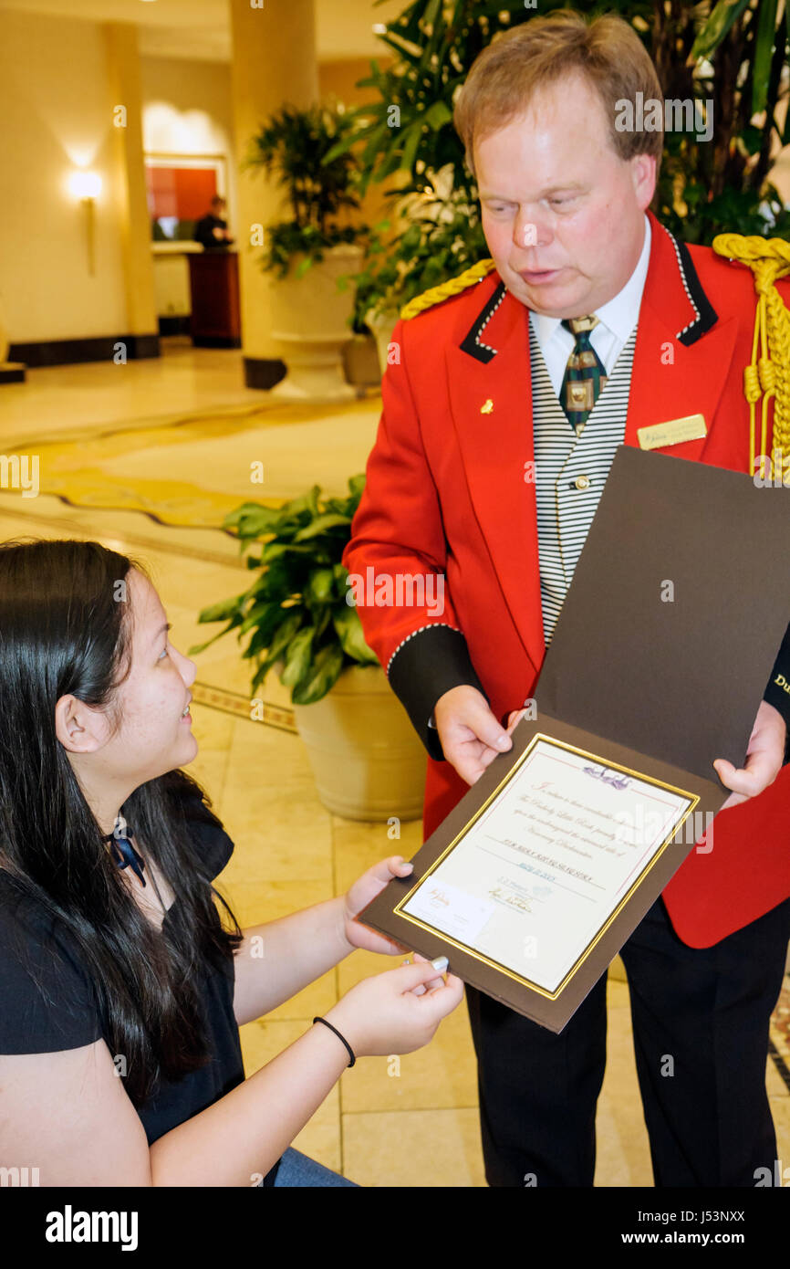 Little Rock Arkansas, The Peabody Little Rock, hôtels d'hôtel motels inn motel, Duck Master, certificat, Peabody Ducks, collard, fontaine de réception, adulte Banque D'Images