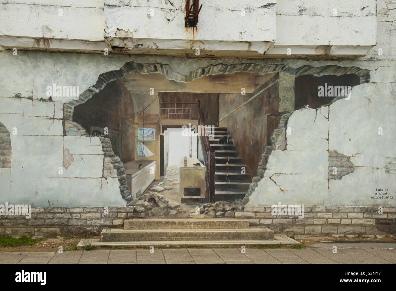 Swanage, UK - 12 mai : Détail d'une fresque sur un mur d'un bâtiment par delelict Pier de Swanage. Vue générale d'​The ​Swanage​ ville de bord de mer dans le Dorset, en Angleterre.​ © David Mbiyu/Alamy Live News Banque D'Images