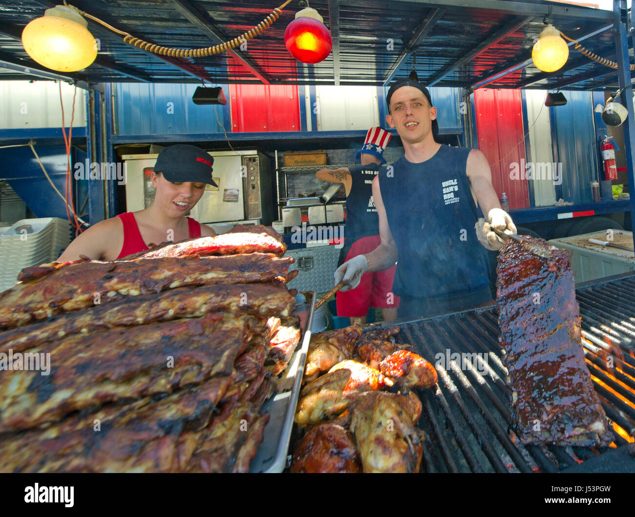 Un demonstrtes du vendeur l'art de la cuisson des côtes de porc au cours de Toronto ribfest. Le festival a attiré des dizaines de Torontois à la Centennial Park sol Banque D'Images