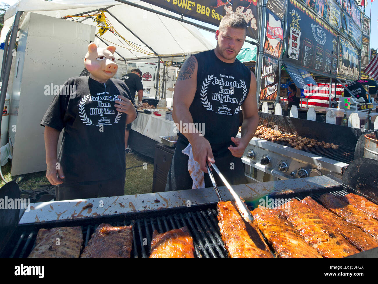 Jack sur l'os de l'équipe côtes de porc barbecue gril pendant ribfest de Toronto. Le festival a attiré des dizaines de Torontois à la Centennial Park duri motifs Banque D'Images