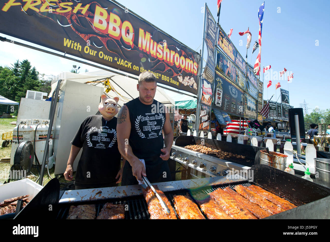 Jack sur l'os de l'équipe côtes de porc barbecue gril pendant ribfest de Toronto. Le festival a attiré des dizaines de Torontois à la Centennial Park duri motifs Banque D'Images