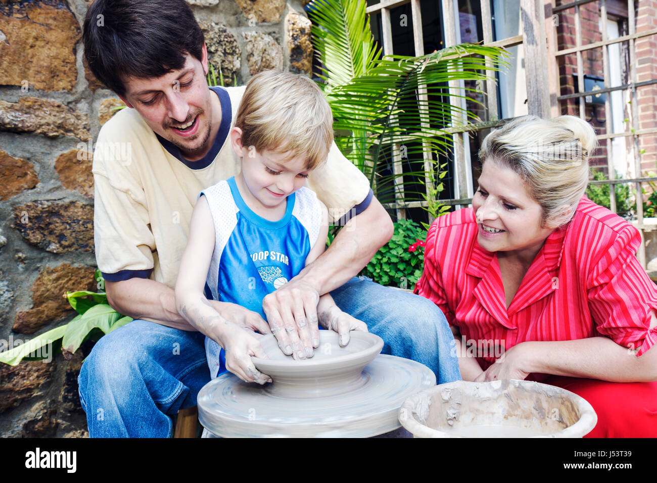 Arkansas Randolph County, Pocahontas, Black River Beads & Pottery, potter's Wheel, homme hommes, père, parents parents, garçons, garçon enfant enfant enfant enfant enfant childre Banque D'Images