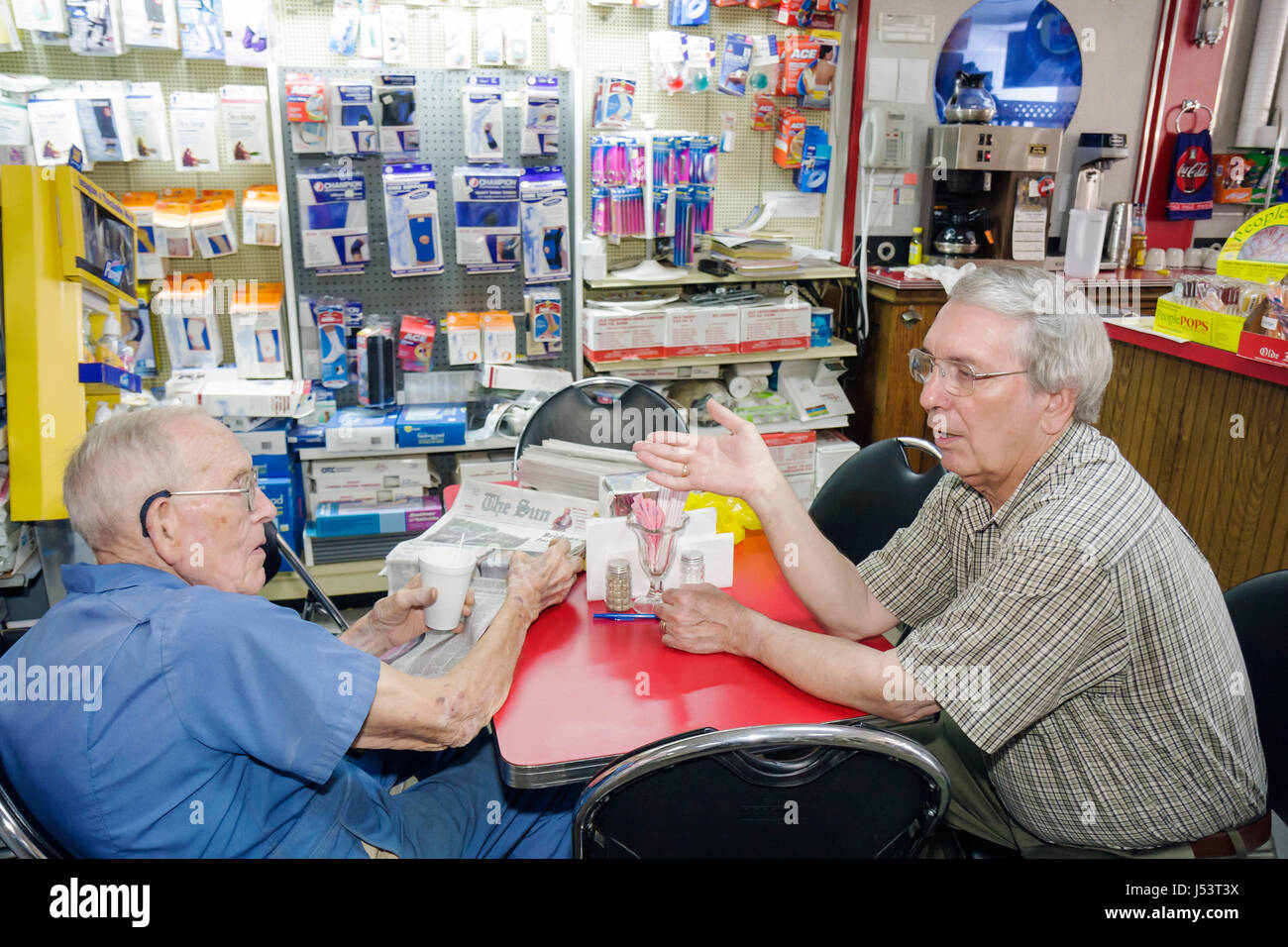 Arkansas Randolph County,Pocahontas,Futrell Pharmacy,man men male,senior seniors Citizen Citizens,vieillard,parler,conversation,communication,café,ba Banque D'Images