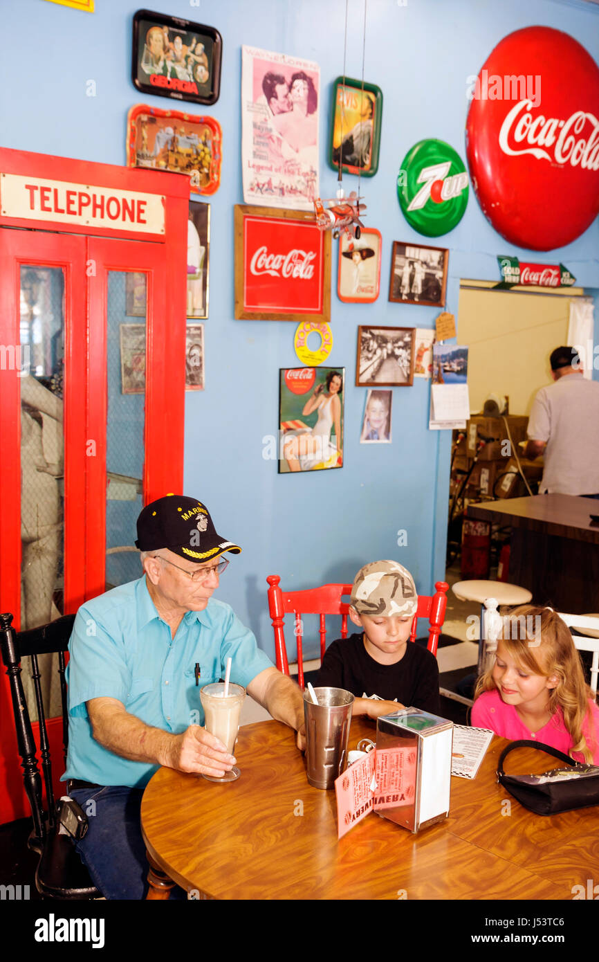 Arkansas Ozark Mountains,Hardy,main Street,Hardy malt Shoppe,man hommes,senior seniors citoyens citoyens,garçons,mâle enfant enfants enfants petits Banque D'Images