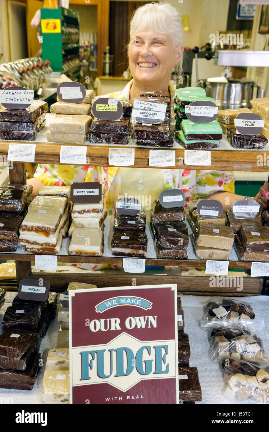 Arkansas Ozark Mountains, Hardy, main Street, Old Time Candy Shop, adulte femme femmes femme dame, blanc cheveux, maison, shopping shoppers sh Banque D'Images