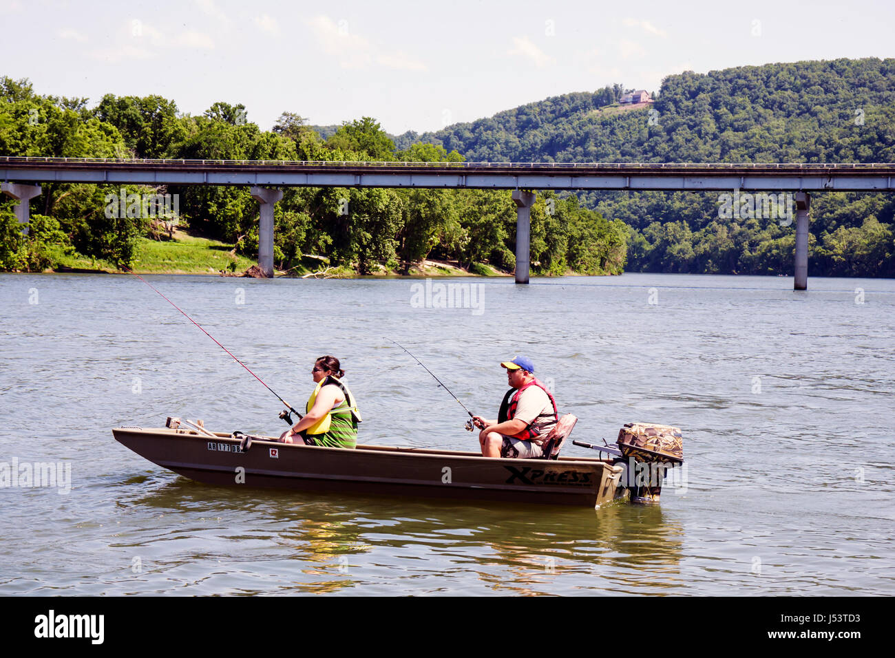 Arkansas Ozark Mountains,Allison,eau de White River,adultes homme hommes,femme femme femme dame,pêche en eau douce,pêcheur à la ligne,bateau,moteur hors-bord,bri Banque D'Images