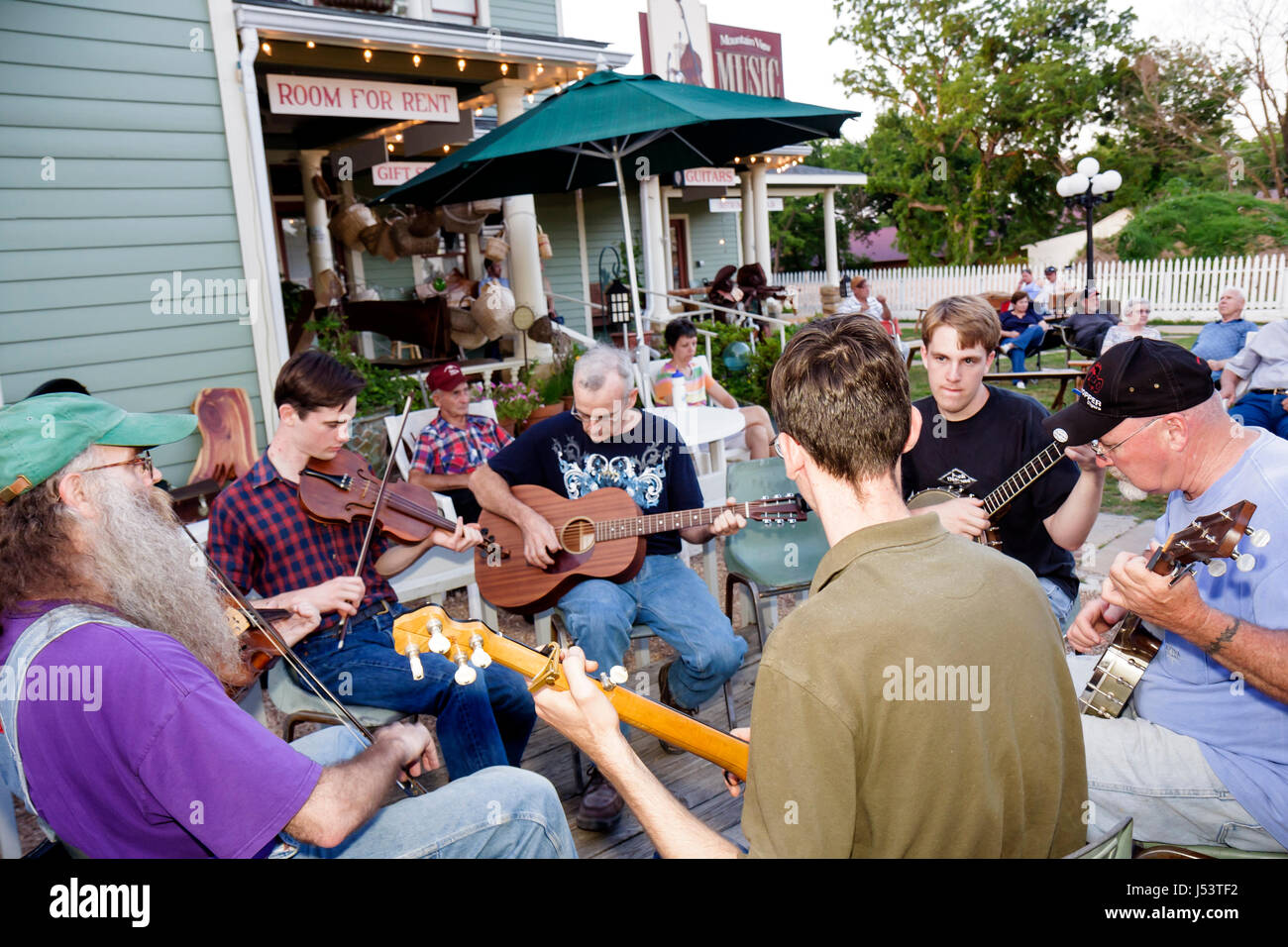Arkansas Ozark Mountains, Stone County, Mountain View, Folk Music Capital of the World, musicien rassemblement, homme hommes hommes, adolescents adolescents adolescents adolescents étudiant Banque D'Images