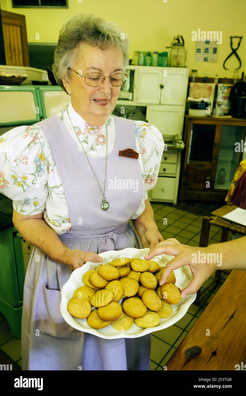 Arkansas Ozark Mountains, Stone County, vue sur la montagne, Ozark Folk Center State Park, Country Kitchen, biscuits au beurre d'arachide, adulte femme femmes femmes femmes Banque D'Images