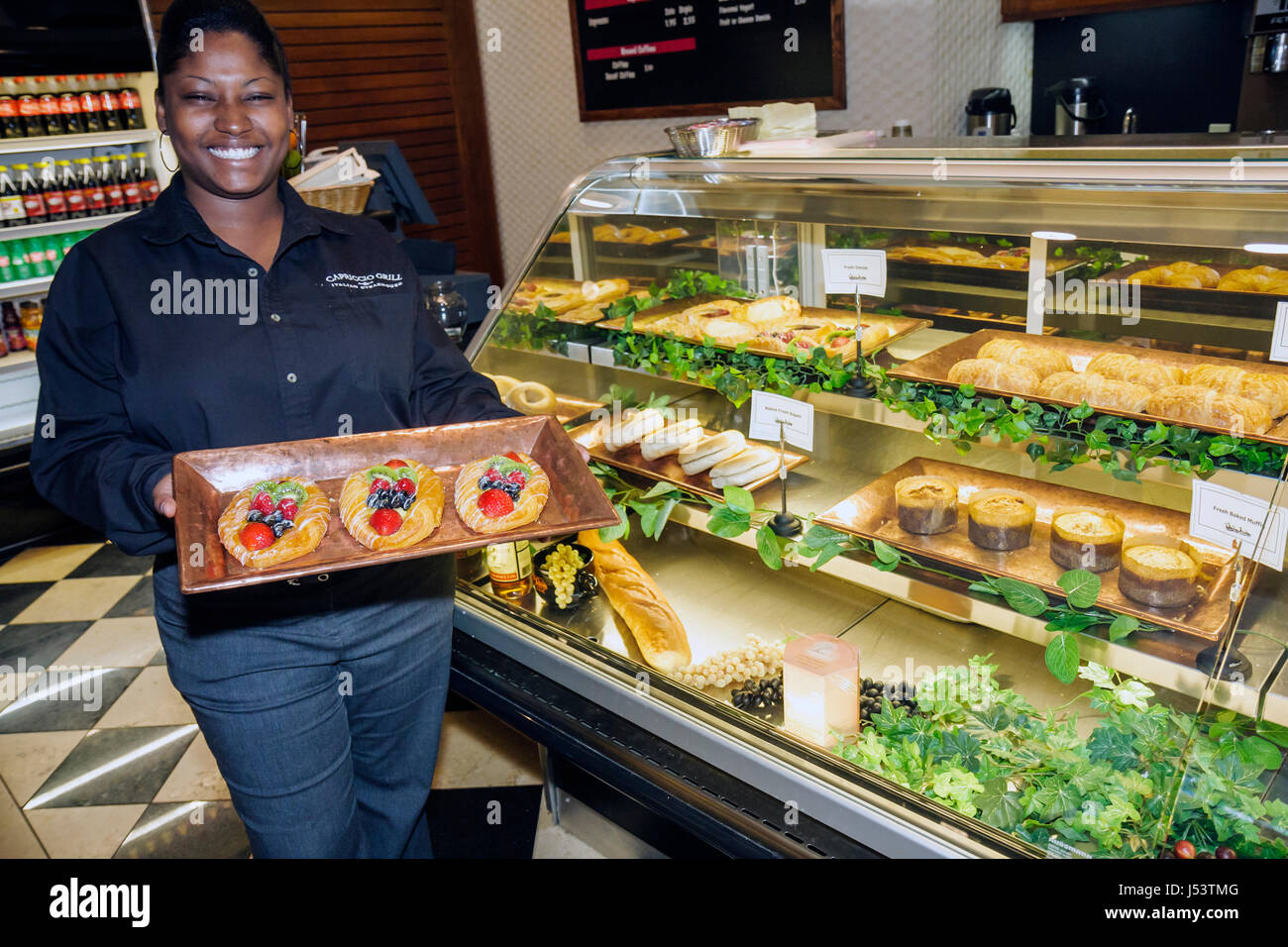 Little Rock Arkansas, The Peabody Little Rock, hôtel, femmes noires femmes, boulangerie, bonbons, plateau, fruits danois, préposé au comptoir, nourriture, travail, emploi Banque D'Images