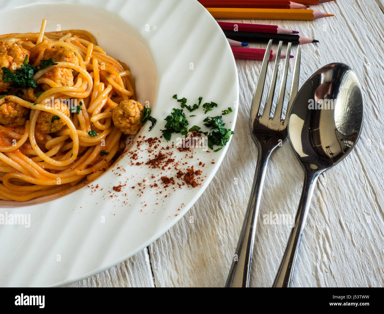 Menu enfant : spaghetti aux boulettes de poulet et sauce tomate Banque D'Images