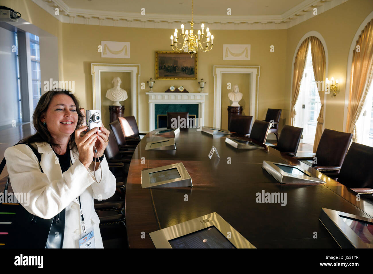 Little Rock Arkansas, William J. Clinton Presidential Library, pleine grandeur réplique Cabinet Room, adultes femme femmes femme dame, appareil photo numérique, prendre Banque D'Images