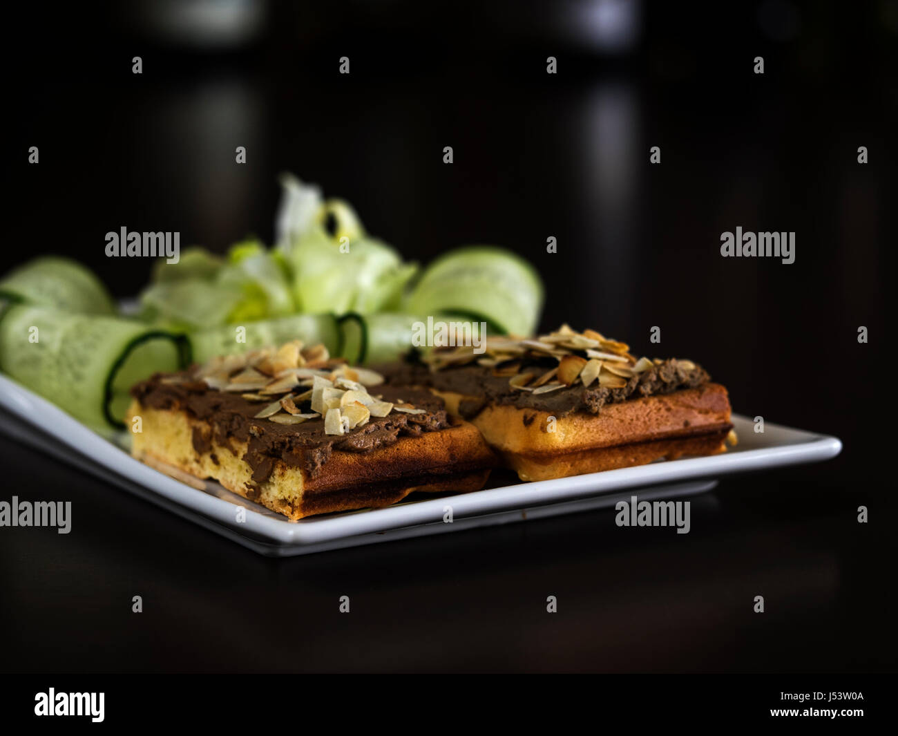 Le pâté de foie sur une gaufre belge Banque D'Images