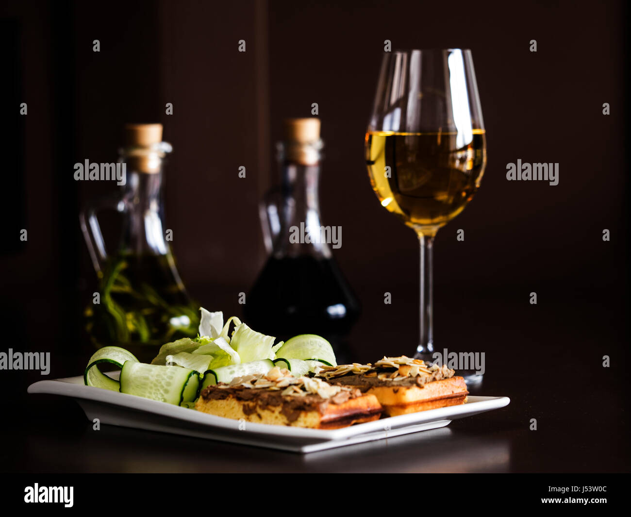 Le pâté de foie sur une gaufre belge Banque D'Images