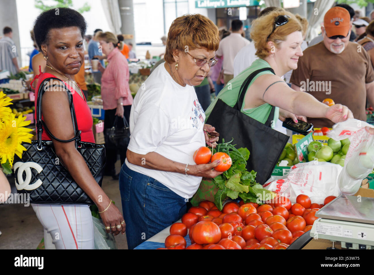 Little Rock Arkansas,River Water Market,Farmers Market,Farmer's,Farmers',produits locaux,acheteurs,vendeurs,Black Blacks Africains ethnicité min Banque D'Images