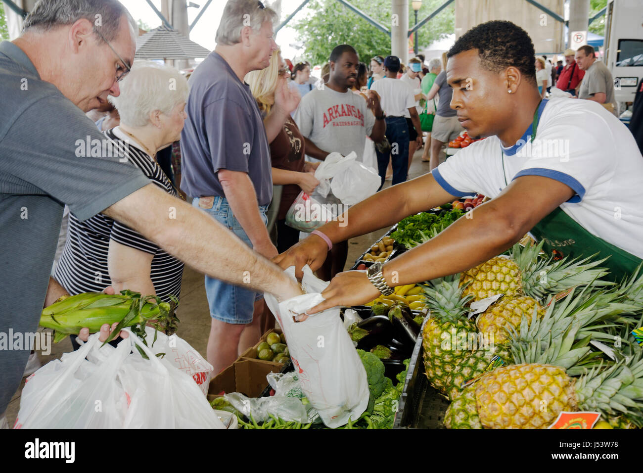 Little Rock Arkansas,River Market,Farmers market,vendeuses,vendeurs,Black man men male,ananas,fruits,légumes,légumes,alimentation,agriculture,plastique Banque D'Images