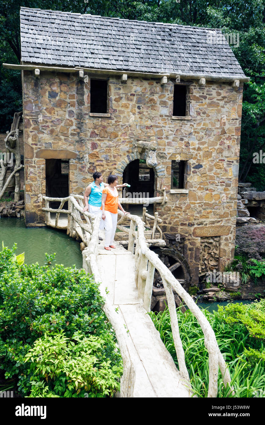 Little Rock Arkansas, T.R. Pugh Memorial Park, le vieux moulin, est apparu en parti avec le vent, femme noire femmes, marche, point, bâtiment de pierre, pont, gri Banque D'Images