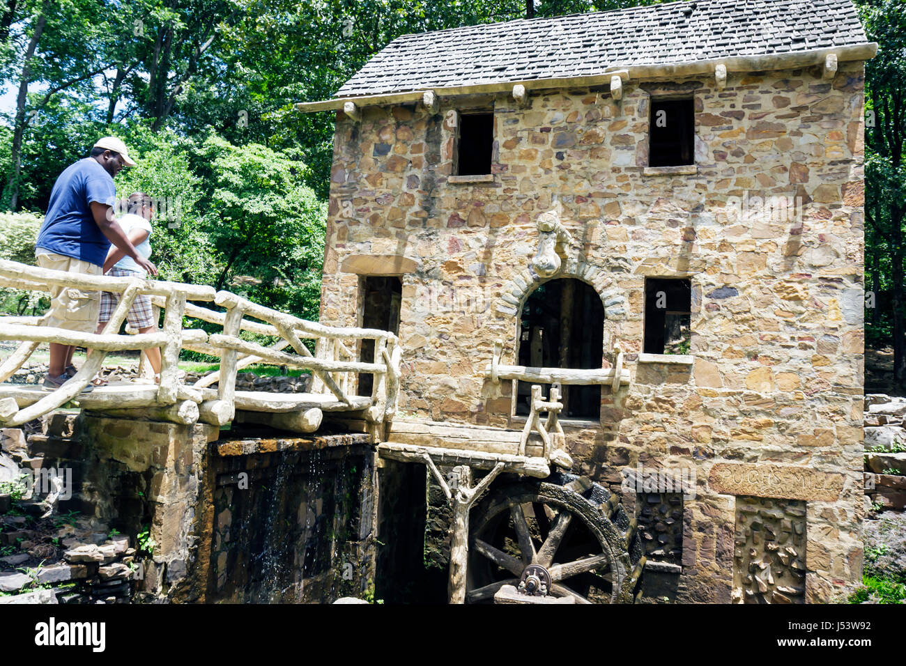 Little Rock Arkansas, T.R. Pugh Memorial Park, le vieux moulin, est apparu en parti avec le vent, homme noir hommes hommes, femme femmes, pont, bâtiment de pierre, g Banque D'Images