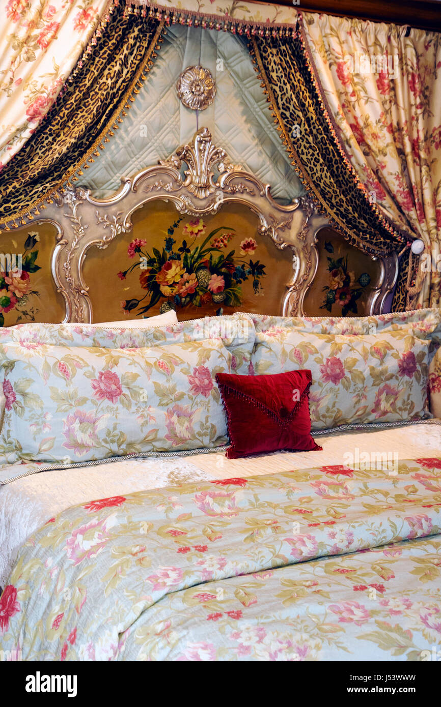 Eureka Springs Arkansas, Ozark Mountains, Angel at Rose Hall Bed & Breakfast Inn, chambre d'hôtes, lit, style victorien, fleurs, couvre-lit, romantique, drapé Banque D'Images