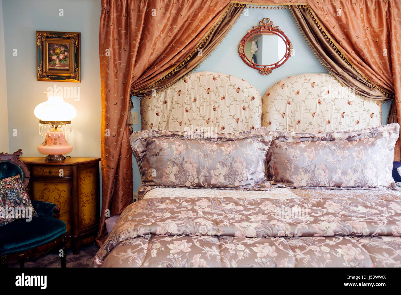 Eureka Springs Arkansas, Ozark Mountains, Angel at Rose Hall Bed & Breakfast Inn, chambre d'hôtes, lit, style victorien, fleurs, couvre-lit, romantique, drapé Banque D'Images