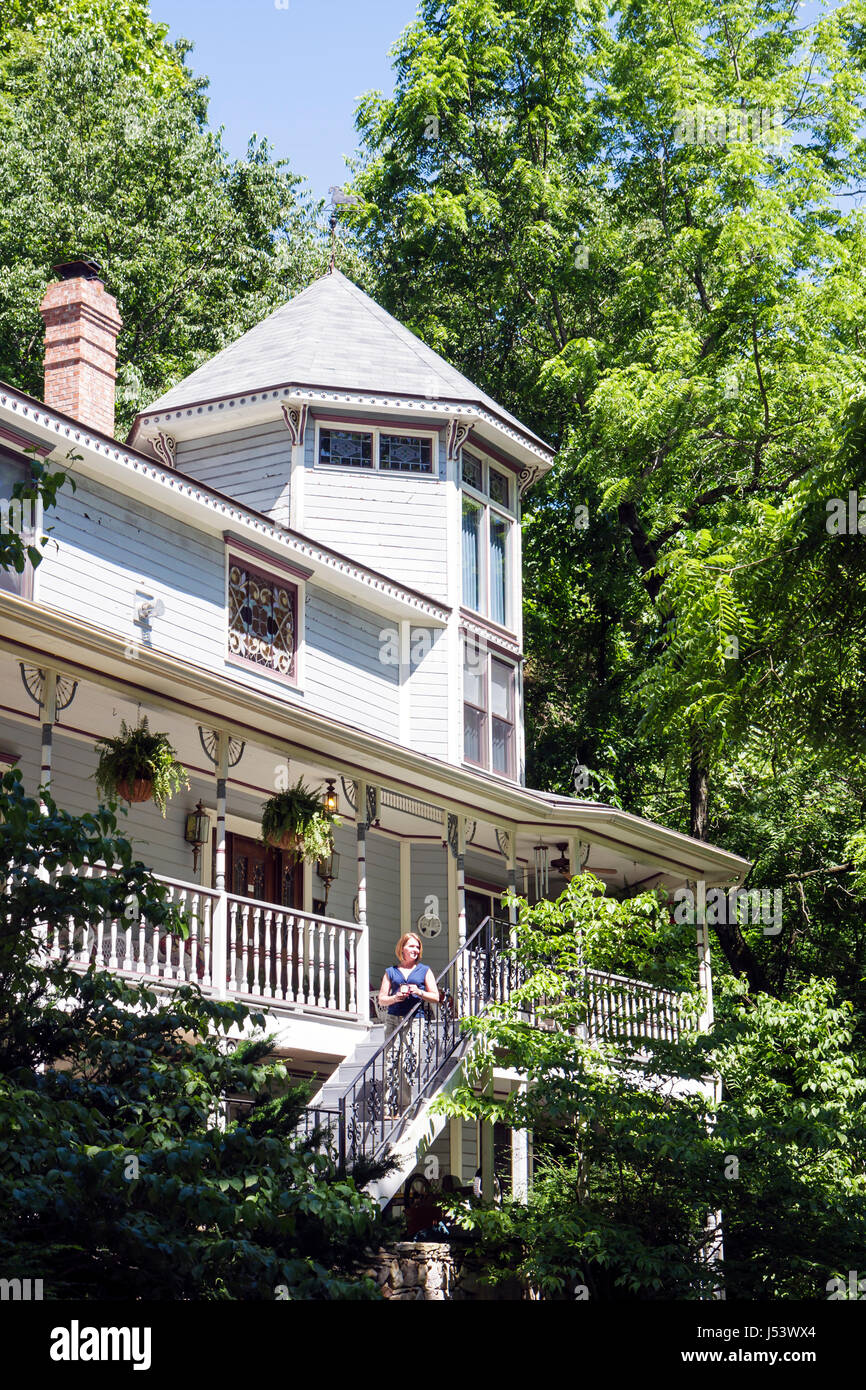 Eureka Springs Arkansas, Ozark Mountains, Arsenic & Old Lace Bed & Breakfast Inn, femmes femmes, invité, porche, hospitalité, drôle, humour, humour, humour, Banque D'Images