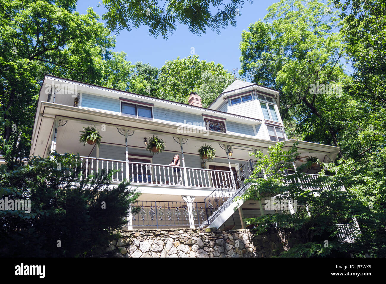 Eureka Springs Arkansas, Ozark Mountains, Arsenic & Old Lace Bed & Breakfast Inn, femmes femmes, invité, porche, hospitalité, drôle, humour, humour, humour, Banque D'Images