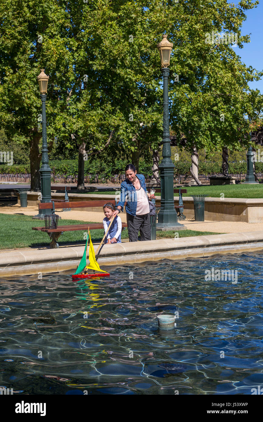 Petite fille, jeune fille, fille, Playing with toy boat, Rutherford, Inglenook, Napa Valley, Comté de Napa, Californie Banque D'Images