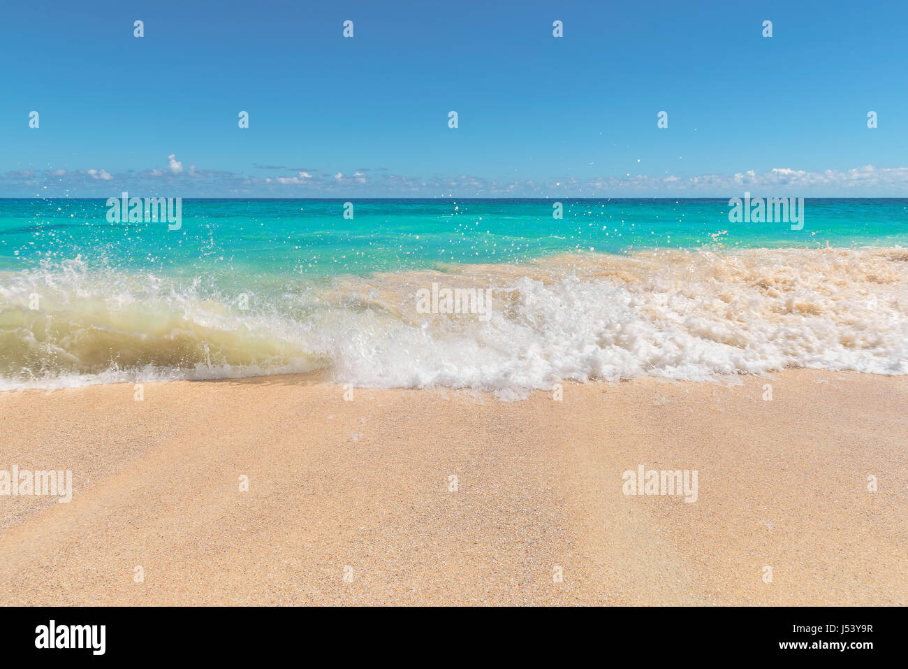 Plage de sable et des vagues tropicales. Banque D'Images