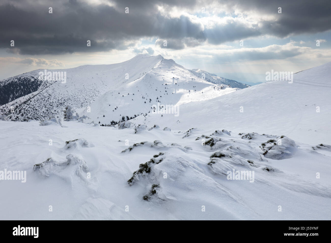 Paysage de montagne avec de la Neige et ciel bleu clair Banque D'Images