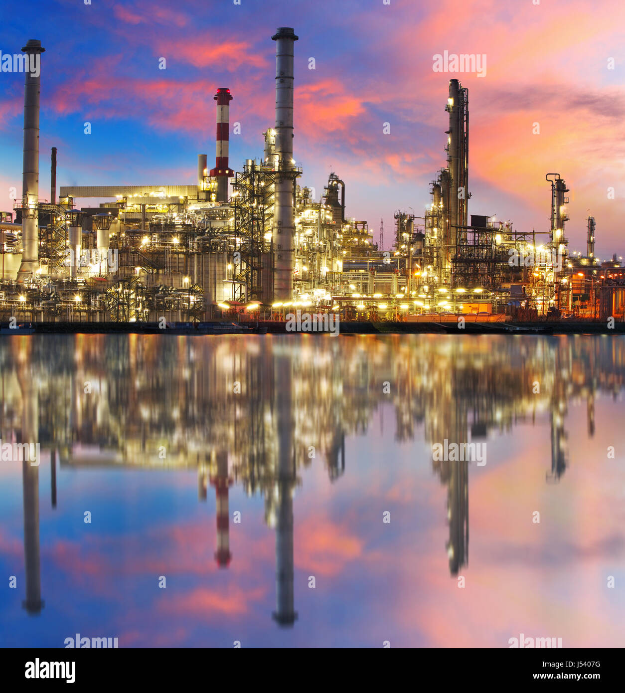 Raffinerie de gaz d'huile avec la réflexion, usine, usine pétrochimique Banque D'Images