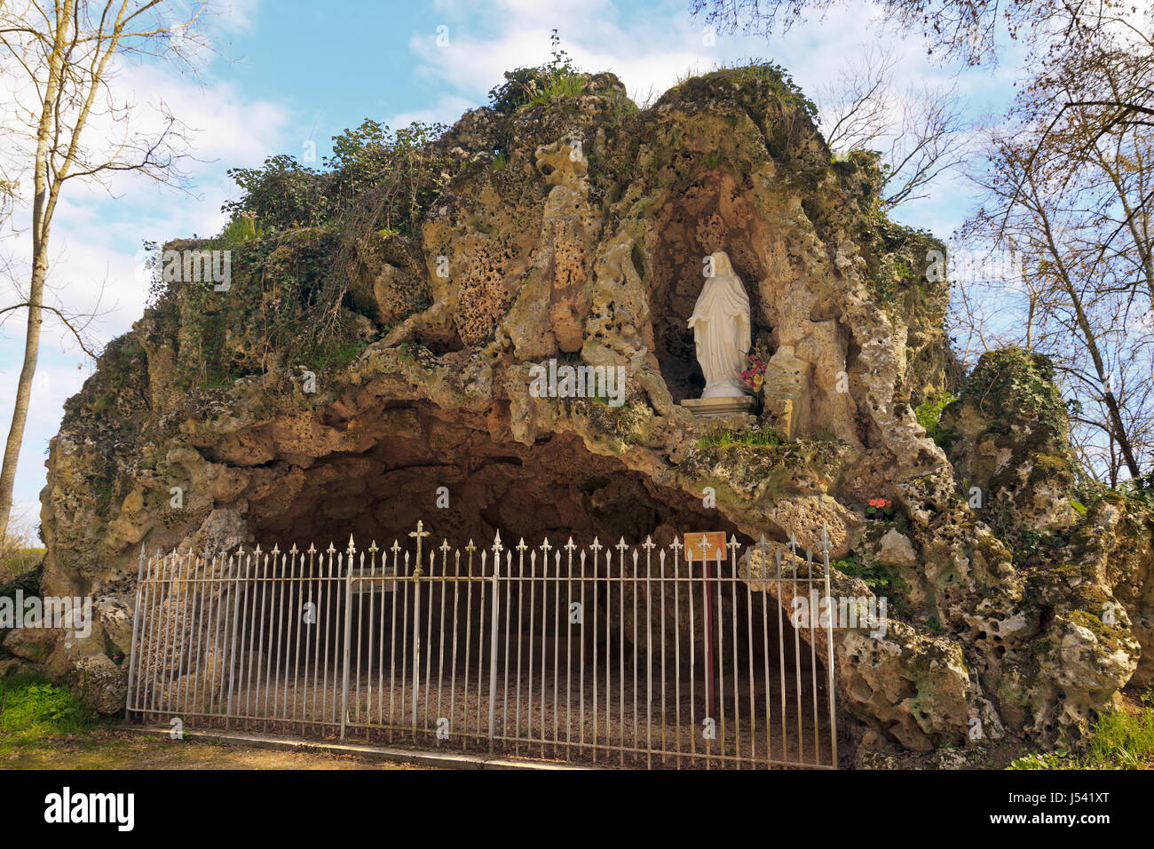 La Grotte de Lourdes dans le parc du Château de Sully Banque D'Images