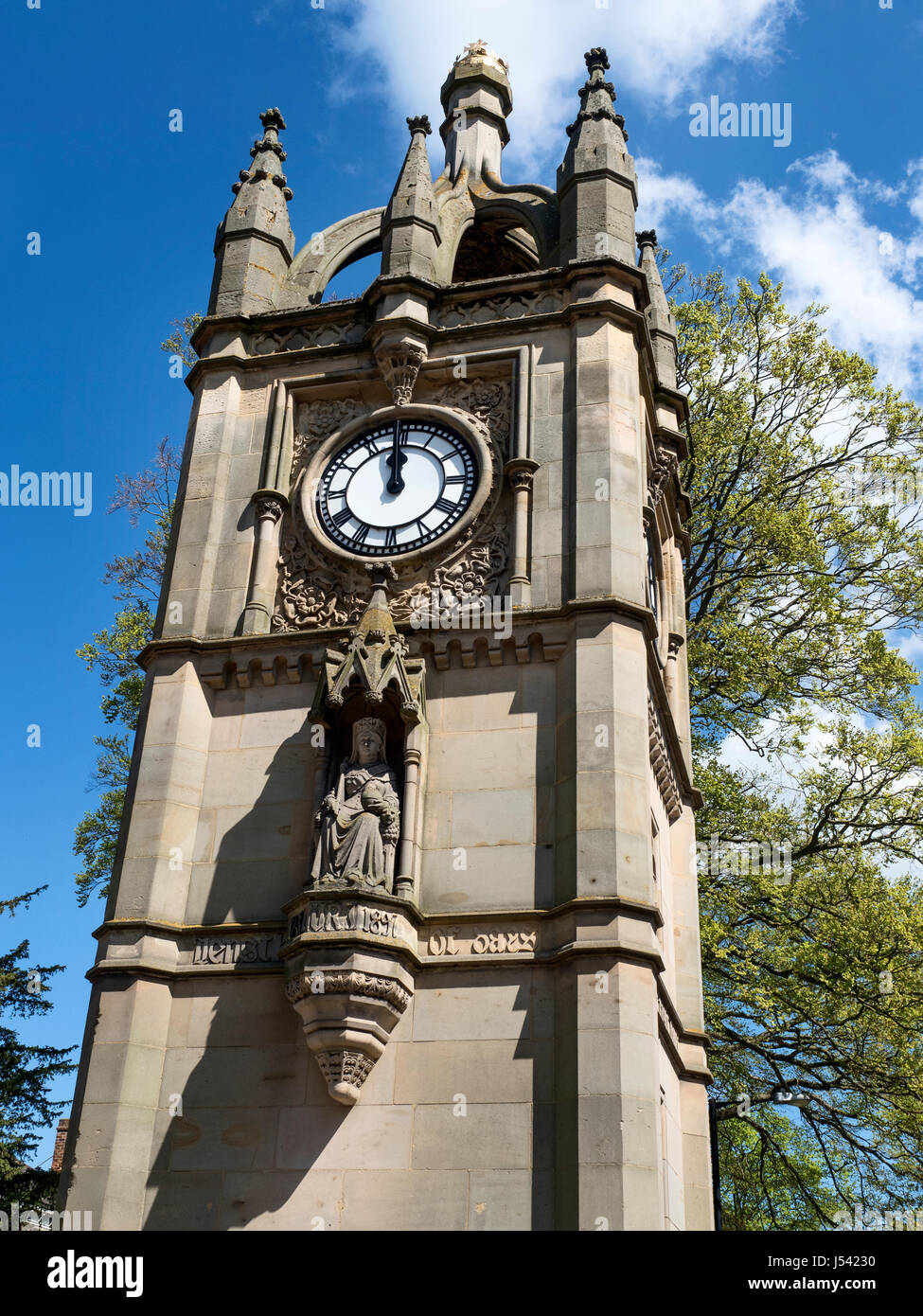 Tour de l'horloge construite pour commémorer le Diamant de la reine Victoria Jubliee à North Street à Ripon North Yorkshire Angleterre Banque D'Images