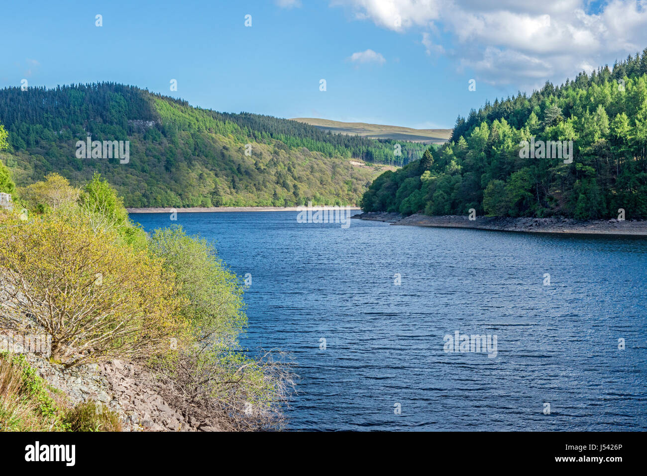 Caban Coch réservoir, l'un des trois réservoirs dans la vallée Elan Radnorshire, Powys, Pays de Galles Banque D'Images