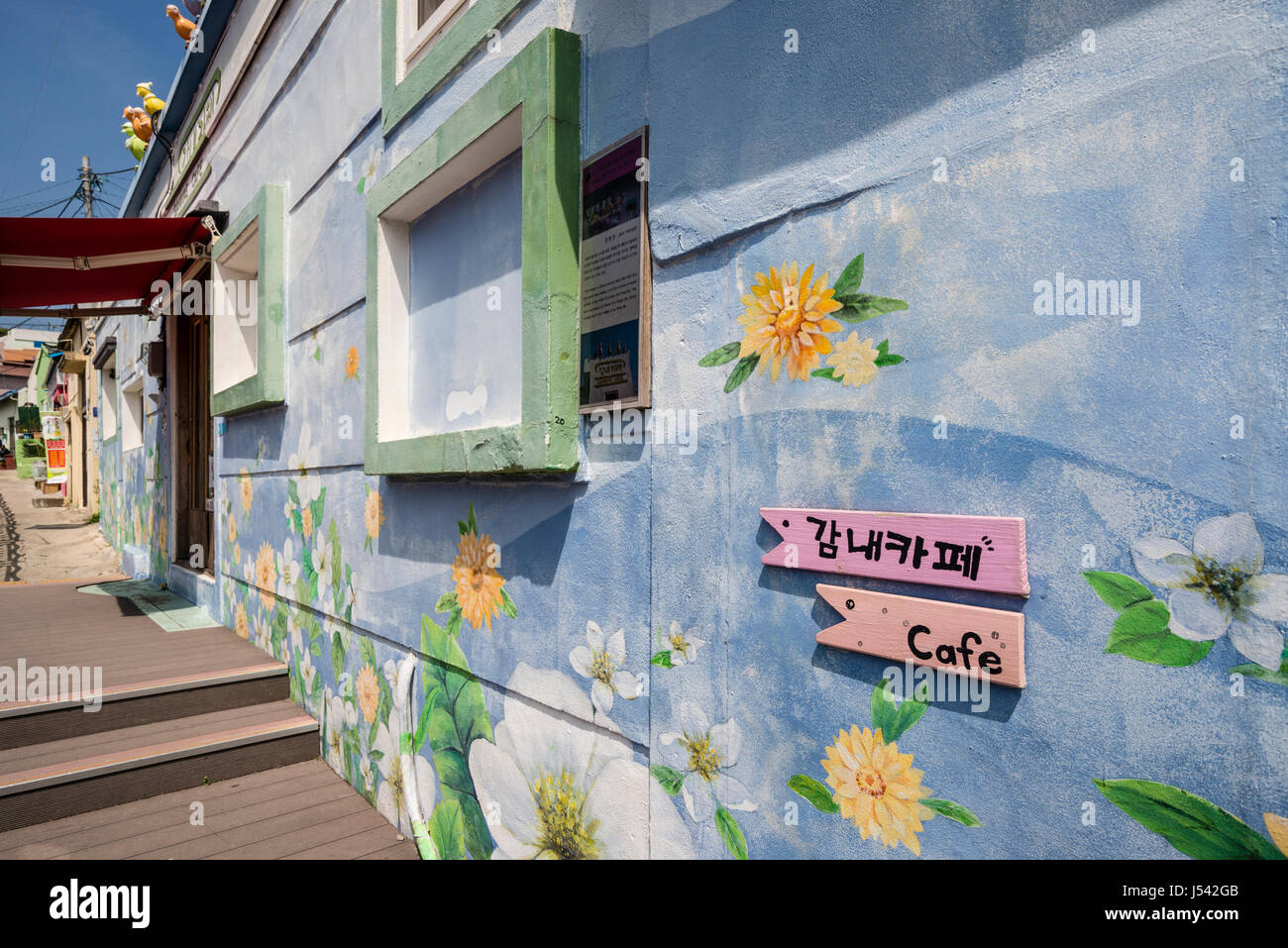 Ruelle avec différents signes dans Gamcheon, Busan Gwangyeoksi Culture Village, Corée du Sud Banque D'Images