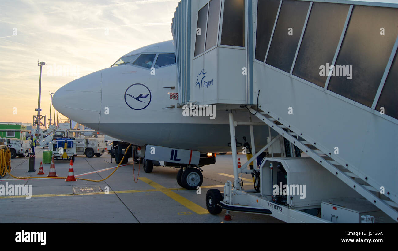 Francfort, Allemagne - Septembre 9th, 2014 : Lufthansa Boeing 737-500 pouvant accueillir un bus à l'aéroport d'embarquement Banque D'Images