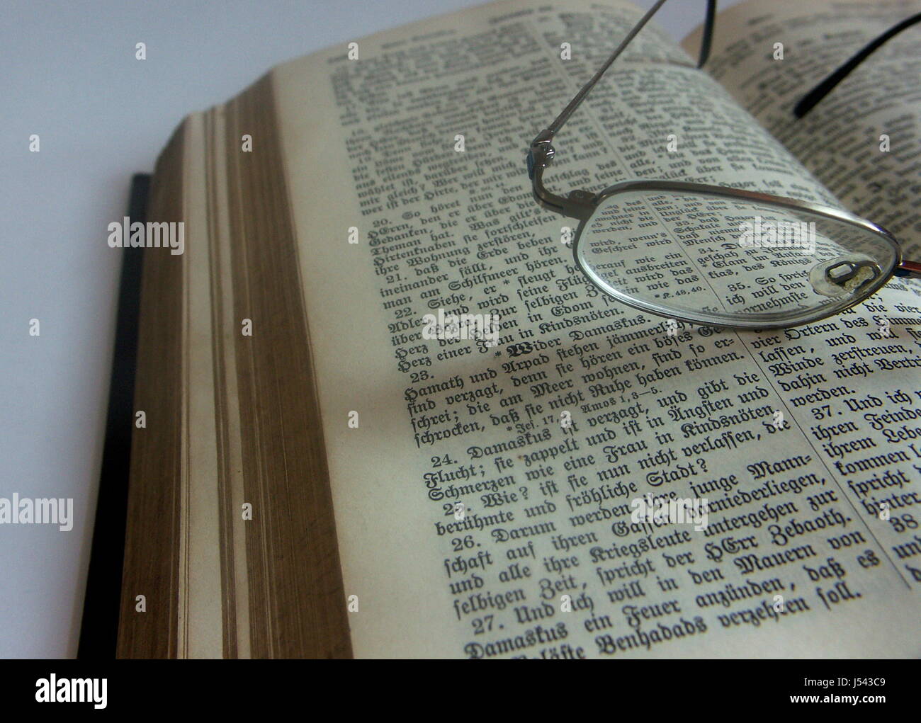 Lettres,bible,lit,lecture,book,alte bibel,deutsche schrift,offenes buch Banque D'Images